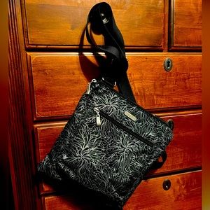 Baggallini crossbody purse. Black with Gray design.